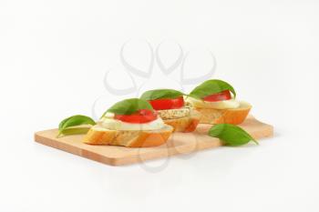 Bread-based mozzarela tomato canapes with fresh basil