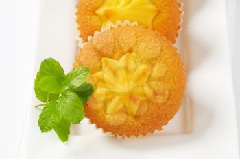 Lemon cupcakes filled with custard
