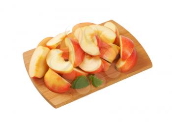 fresh apple slices on cutting board