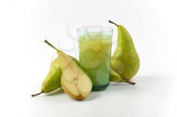 glass of pear juice and fresh pears next to it
