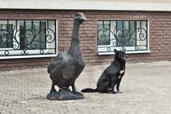 Arzamas goose and dog. A statue of a goose and a s next dog in the same pose.
