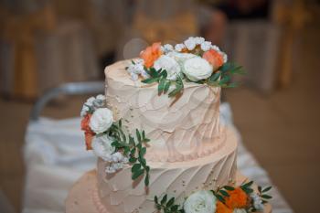 A huge cake for holiday guests to the wedding.