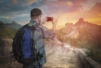  blogger shoots video on the smartphone the Great Chinese Wall.
