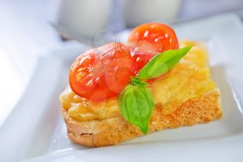 bread with cheese,tomato and basil