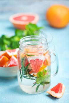  drink with grapefruit, fresh rosemary and ice