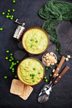 mashed green peas in bowl, mashed peas with cruton
