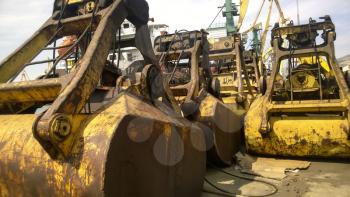 Large buckets for port loaders. Dreglayner, Hydraulic and cable devices for gripping loose material.