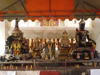 a place for praying with figures of the Buddha in front of the temple