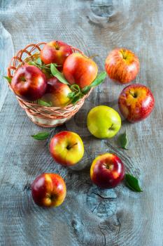 Ripe apples on the wooden table. Fresh fruits. Fresh apples. Healthy food. Healthy eating. Vegetarian food. Healthy eating concept.