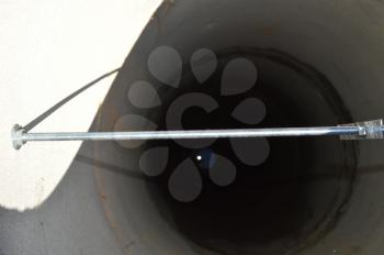 Installing a vibration pump in a water well