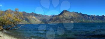 Beautiful view the Wakatipu lake surrounded by mountains